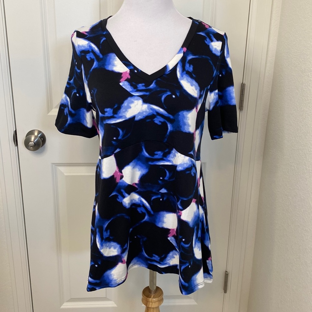 NWT LuLaRoe Jana Top Small 6-8 Black Cobalt Blue Floral Empire Swing V Neck
